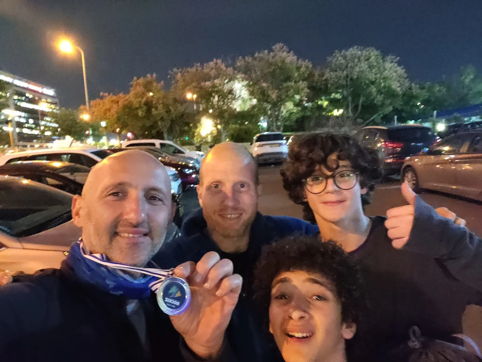 טומי אדמובסקי עם מדליית אליפות ישראל, יחד עם נועם